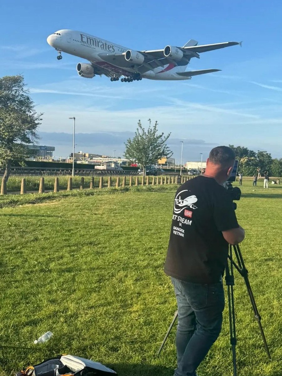 Spotting — plane on approach with camera crew